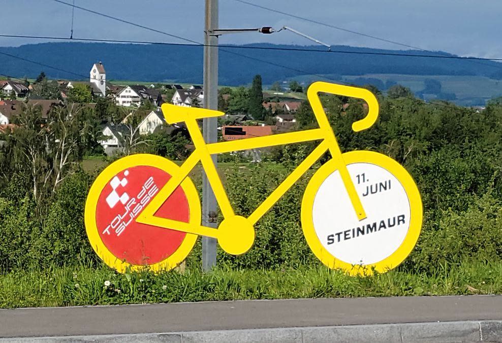 Riesiges gelbes Velo aus Holz am Strassenrand in Steinmaur