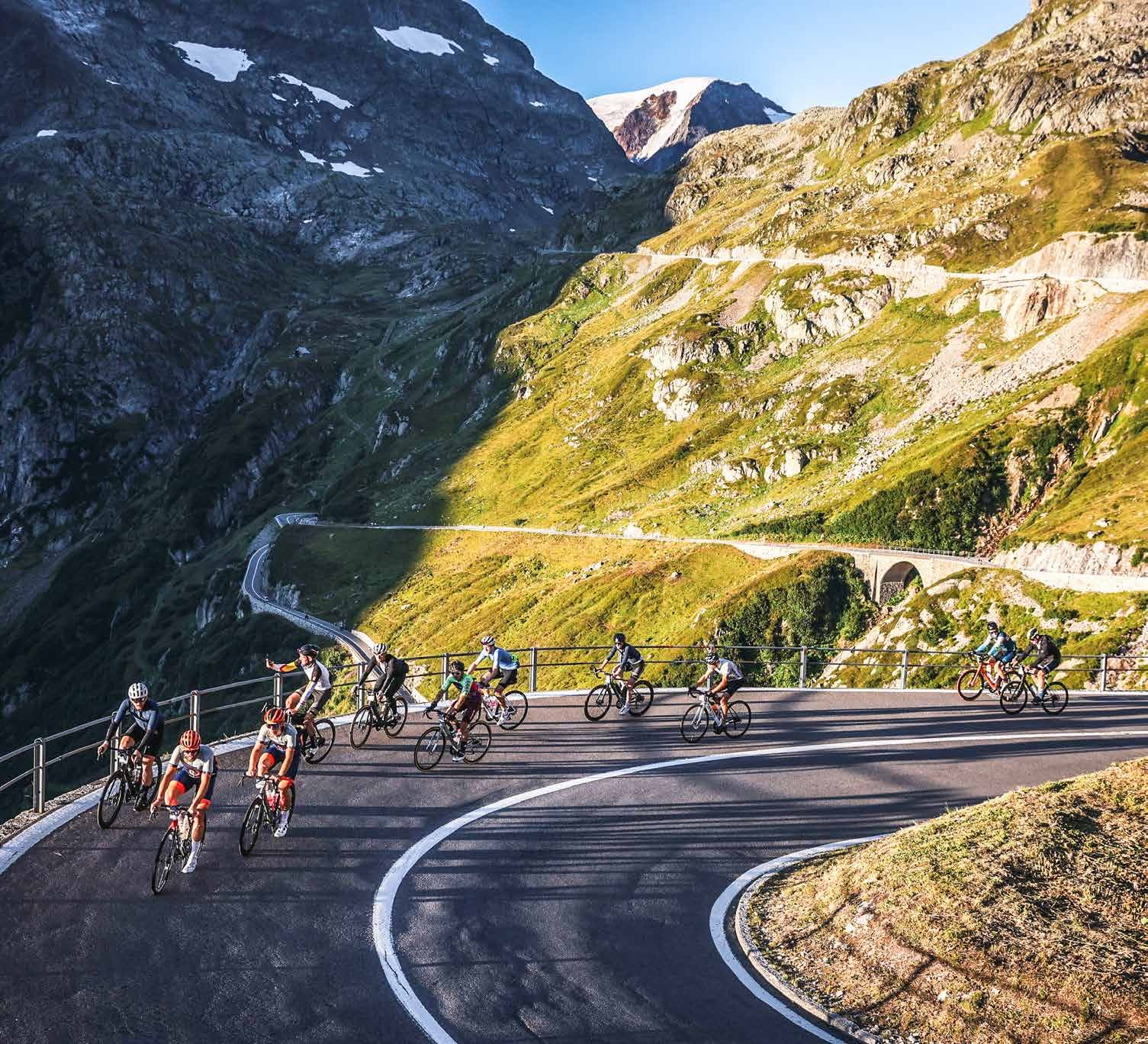 Teilnehmende des Alpenbrevets in einer Kehre einer Alpenpassstrasse