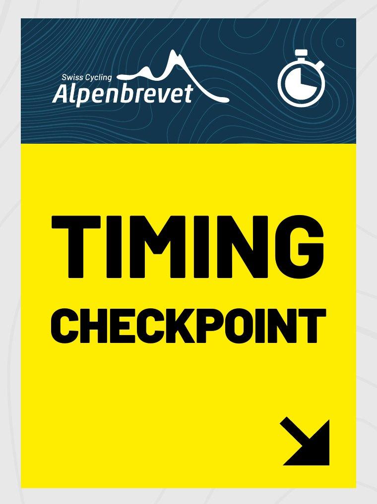 Gelbe Tafel «Timing Checkpoint» mit Alpenbrevet-Logo und Pfeil